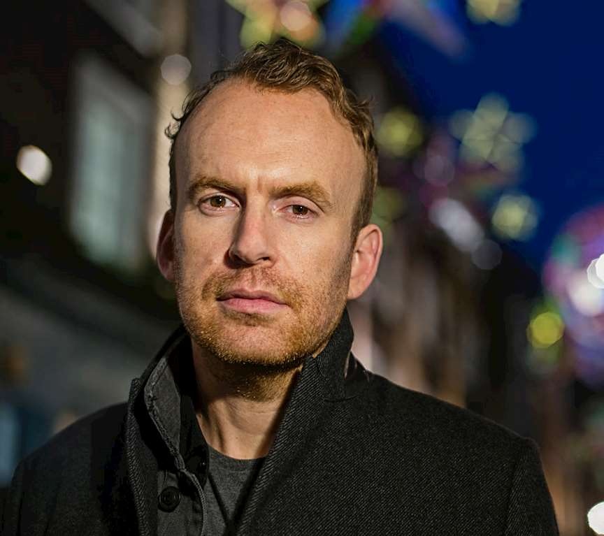 في يوم ما شعرت بضرورة عدم خذلاني للآخرين، كنت أعمل رغم كرهي للعمل، ذهبت إلى حفلات لم أرد حضورها، رأيت أشخاصًا لم أستطع الحديث معهم، زيّفت كل ابتساماتي.. ثم انفجر عقلي، بعد ذلك أدركت أنه من الأفضل أن نخذل الآخرين على أن نحطم أنفسنا ."

- مات هيغ