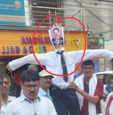 saharabhugtan's tweet photo. देश की 10 करोड़ जमाकर्ताओ को 2 लाख करोड़ रुपये वापस करो
#बेटी_की_शादी_10_हजार_से_नही_होगी
#सुब्रत_रॉय_को_गिरफ्तार_करो_जमाकर्ताओ_का_सम्पूर्ण_भुगतान_करो
@PMOIndia @AmitShah @blvermaup 
@MinOfCooperatn @pibcooperation @BJP4India @INCIndia @suchetadalal @FinMinIndia @SanjayAzadSln https://t.co/ihAMkR8YfD