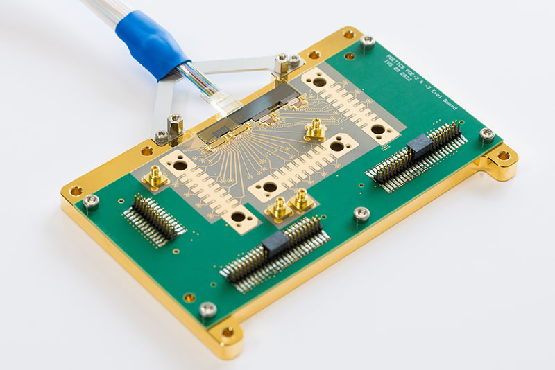 PHIX_Photonics's tweet image. As part of the @poeticsH2020 project PHIX assembled this 1.6 Tb/s optical #transceiver module. It involves the co-integration of a photonic motherboard, directly modulated lasers and photodetectors with high speed electronic ICs.

#optoelectronics #siliconphotonics #photonics