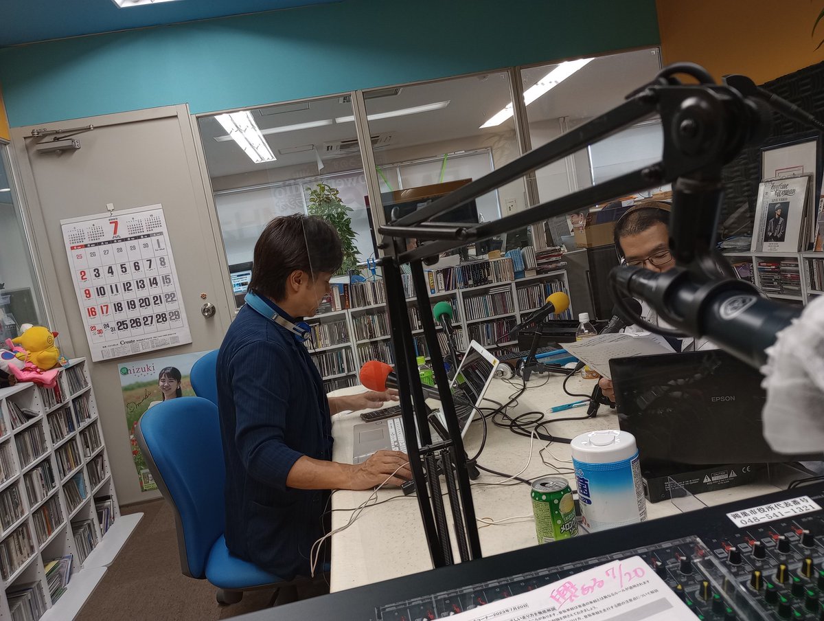 FujikoKawaguchi's tweet photo. 今日も元気にフラワーラジオから3時間生放送中!田中せんせいも到着してまーす。#鴻巣 #FUJIKO #仲介手数料無料のゼロシステムズ #PostMeridian https://t.co/JdniCPkMgk