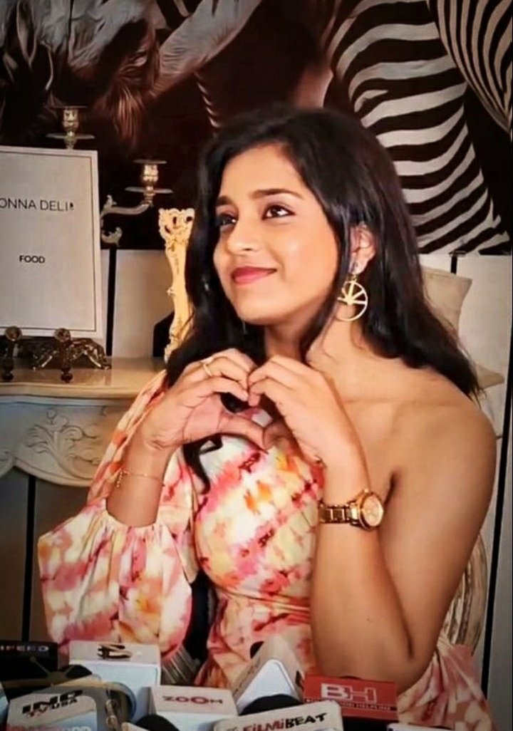 being_rajkumar's tweet photo. The Actress #SumbulTouqeerKhan ❤️

#Sazishen
I love visuals, song lyrics, cinematography, sumbul dance skills, everything just perfect. sum u acted so well 🥰 #AllahBless

#LoveThisSong https://t.co/nqRLzdw1YG