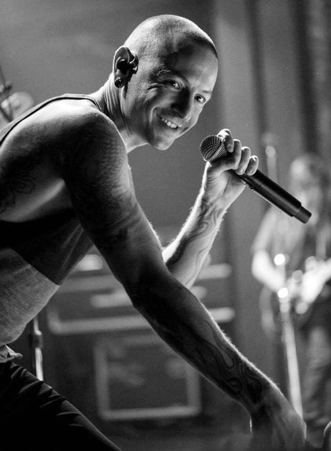 Today, it marks 6 years since we lost you. You're still missed, loved and never will be forgotten. We can't thank you enough for everything you've done for the LP community. Yet, you left so many broken people behind. I hope you're in a safe place now. #ripchester #fuckdepression