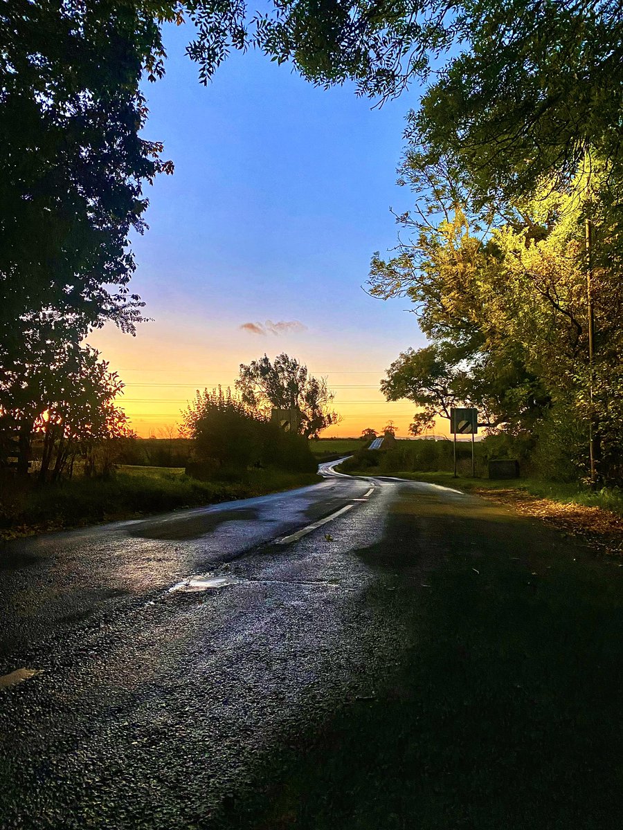 IanGee19's tweet image. The road #Meandering in or out (dependent on your direction of travel) of #Redmarshall. #DailyPictureTheme
