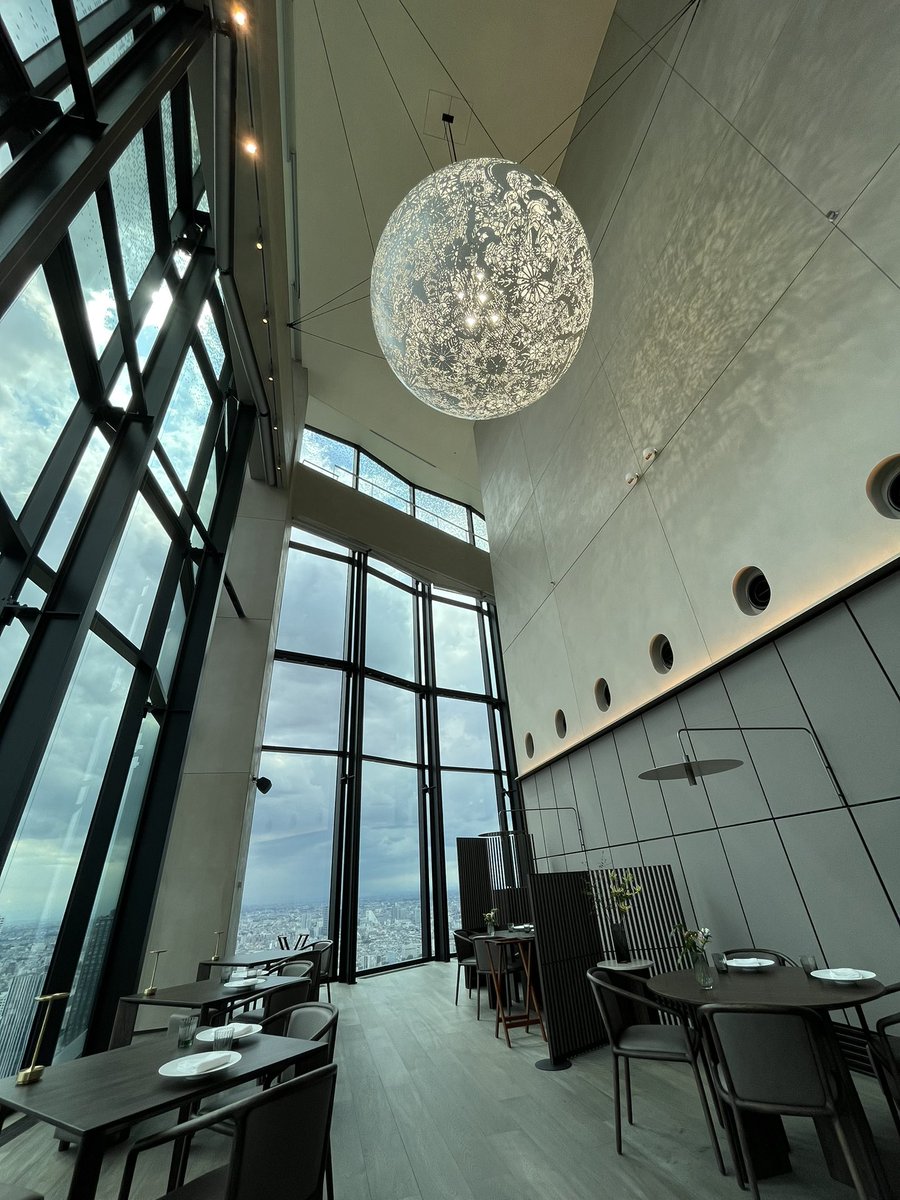 tententen0323's tweet image. 歌舞伎町BELLU STAR45階レストランへ行ってきました

この丸いのの繊細な柄が気になり訊ねたところ、
一枚の鉄板を切りぬいていて、夜は影絵のようになるそうです

#BELLU STAR