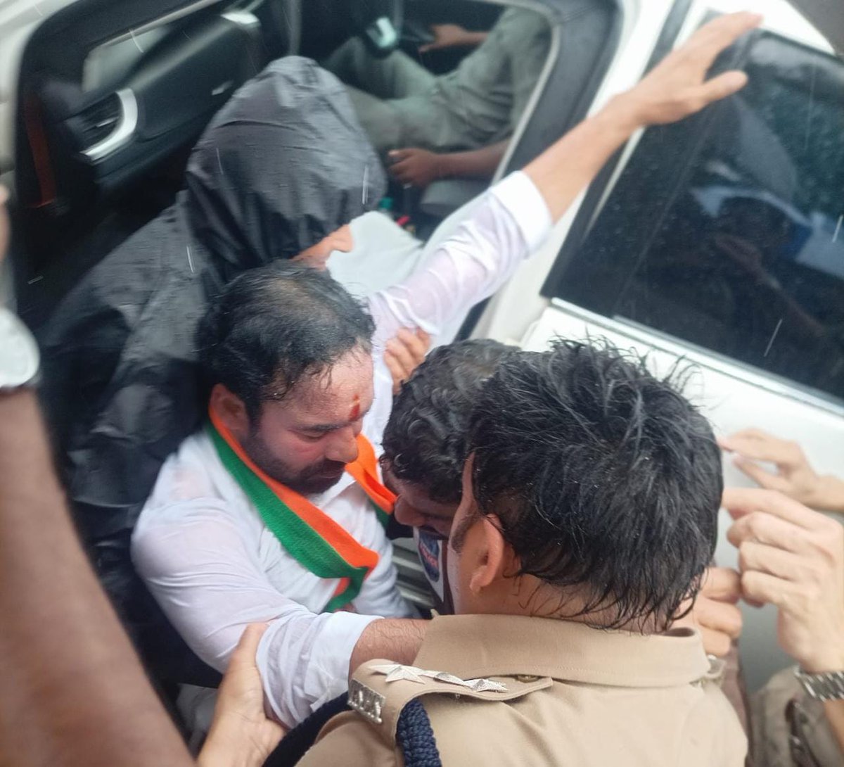 kishanreddybjp's tweet photo. 𝗧𝗵𝗲 𝗞𝗖𝗥 𝗚𝗼𝘃𝘁, 𝗮𝗿𝗿𝗲𝘀𝘁𝗶𝗻𝗴 𝗺𝗲 𝘄𝗶𝗹𝗹 𝗻𝗼𝘁 𝘀𝘁𝗼𝗽 𝗕𝗝𝗣 𝗶𝗻 𝗳𝗶𝗴𝗵𝘁𝗶𝗻𝗴 𝗮𝗴𝗮𝗶𝗻𝘀𝘁 𝗿𝗮𝘇𝗮𝗸𝗮𝗿 𝗿𝘂𝗹𝗲 𝗼𝗳 𝘁𝗵𝗲 𝗕𝗥𝗦 𝗴𝗼𝘃𝘁 

Our fight will last until every homeless gets home in Telangana. 

Our fight will continue for the people’s issues.