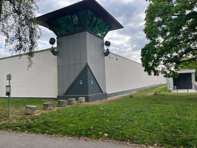 Ich bin wieder drin – und komme (hoffentlich) nachher wieder raus. Tag 2 der #Marsalek-Woche im #Wirecard-Prozess. Ich berichte für die <a href="/wiwo/">WirtschaftsWoche</a> im Liveblog. Hier entlang: wiwo.de/unternehmen/di…