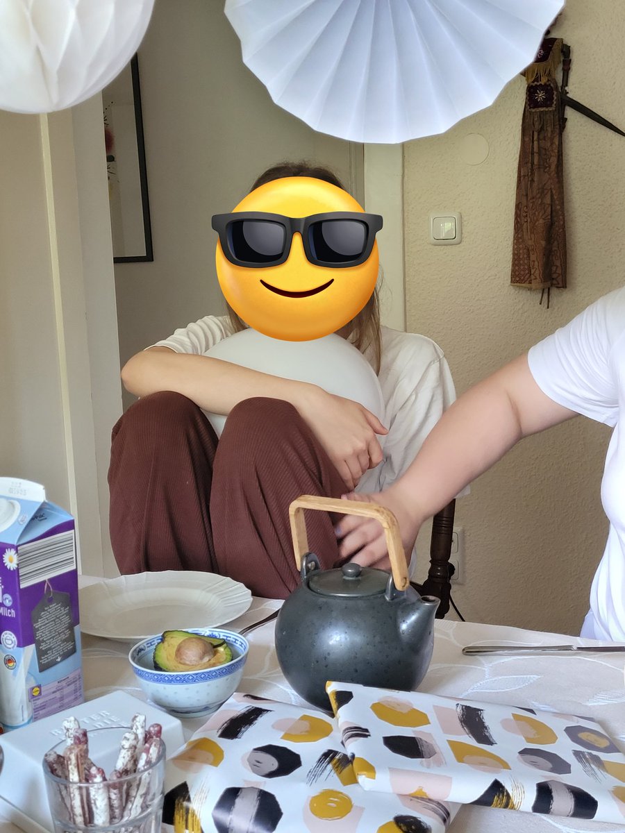 MusirikeUSRUSCO's tweet photo. Geburtstagsfrรผhstรผck um 8:30 Uhr mit Studenten. K2 ist noch etwas รผberfordert. ๐ฅฑ.Ballonkuscheln ist noch "in".
#Studentbirthday https://t.co/XY4bcyFXun