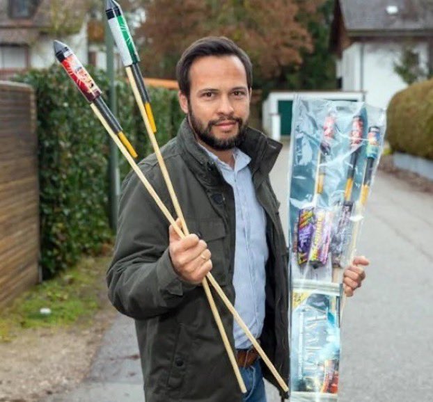 CV2OR's tweet photo. Du triffst auf eine Löwin in Brandenburg. Choose your fighter (ein thread) https://t.co/YefIJjH8Wq