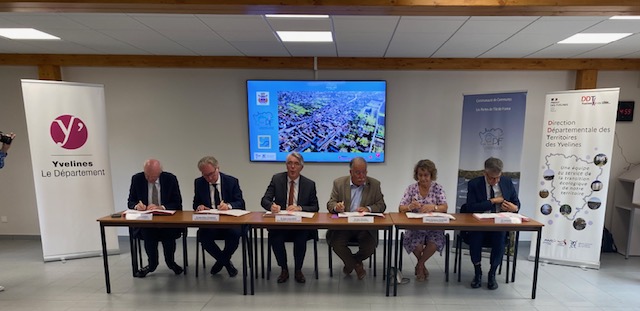 Prefet78's tweet photo. [Retour en images] - @ANCTerritoires 
Le 4 juillet a eu lieu la signature de la convention #PetitesVillesDeDemain de Freneuse & @Bonnieres78270  :
👉opération de revitalisation des territoires, en présence des maires de Freneuse & de @Bonnieres78270, du sous-préfet JL Amat, de l'adjoint au directeur départemental des territoires des Yvelines, @Les_Yvelines & du président de la communauté de communes des portes de l'Ile-de-France.
