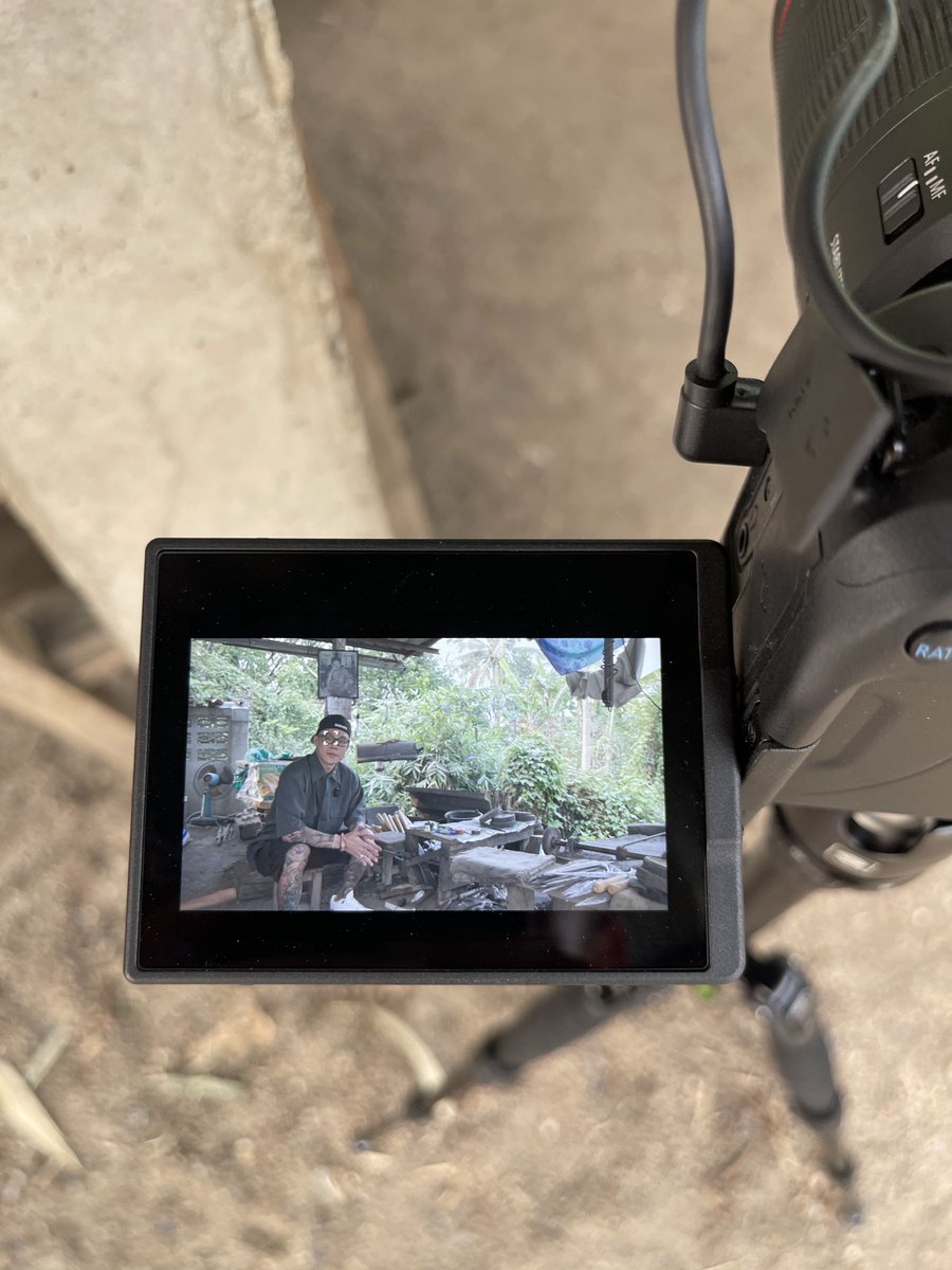AlwaysWonder_ag's tweet photo. All our projects are fun! 
All our clients are amazing;)
Small midweek backstage from our shoot in Thailand for Dynasty Swords.
Enjoy!
#project #backstage #videoproduction #thailand #thaiswords https://t.co/0fODuGvUQ2