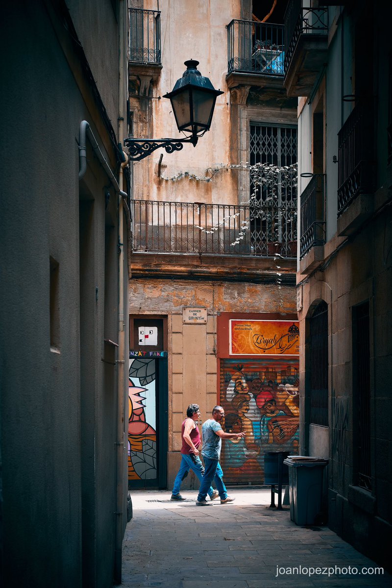 #Street #basketball over #trashcan

📸 Fujifilm X-T4

📷 Fujinon XF 35mm F2 R WR

⚙️ ISO 160 - f/4.0 - Shutter 1/400

#barcelona #city #streets #alley #streetphotography #streetphotographer #urban #urbanphotography #marksmanship #streetbasketball #balconies #lantern #photographer