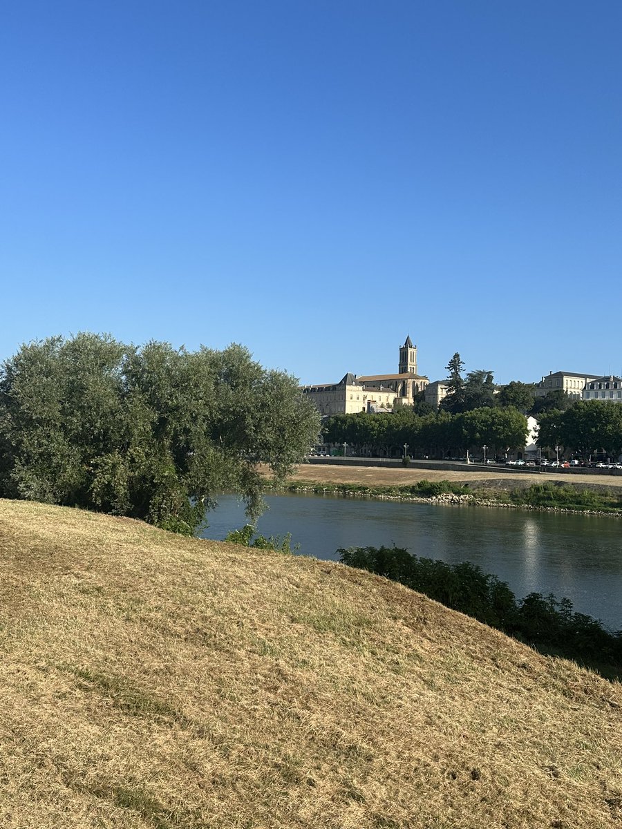 bartdecl's tweet photo. Au revoir La Réole
En route vers Bazas (27 km)
In goei compagnie met @SynetonCley
#AntwerpenSantiago https://t.co/oTp15THefG
