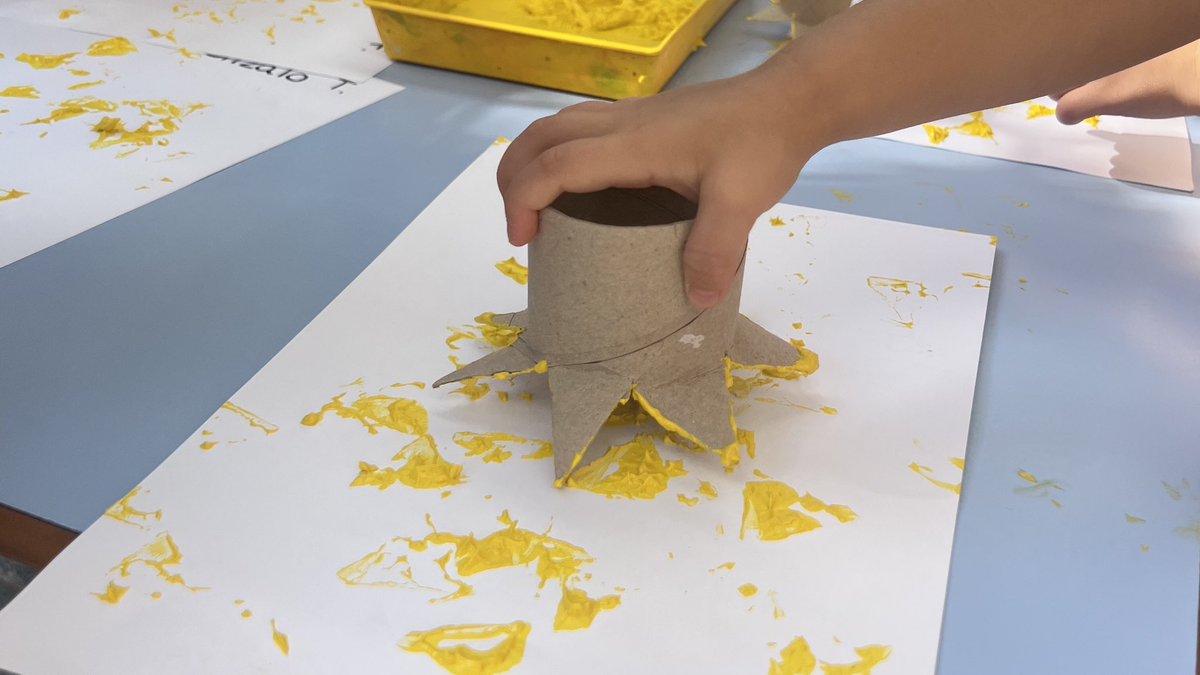 ColegioQuercus's tweet photo. ☀️¡Soles de verano!☀️

Unos simples rollos de papel higiénico son los protagonistas de esta actividad de estampación llevada a cabo entre nuestros niños y niñas de 2 años.

#ColegioQuercus #EducaciónInfantil #Campamento #Infantil #Soles #Estampar #BoadillaDelMonte https://t.co/5pgyQZGhRq