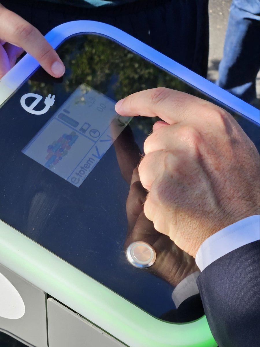 VilleLaBaule's tweet photo. 🚗 𝐌𝐨𝐛𝐢𝐥𝐢𝐭𝐞́𝐬 🚗
Inauguration du réseau de bornes de recharge électrique.
@franck_louvrier
#vivreaupaysdesvacances #easycharge https://t.co/UrawkgdRWU