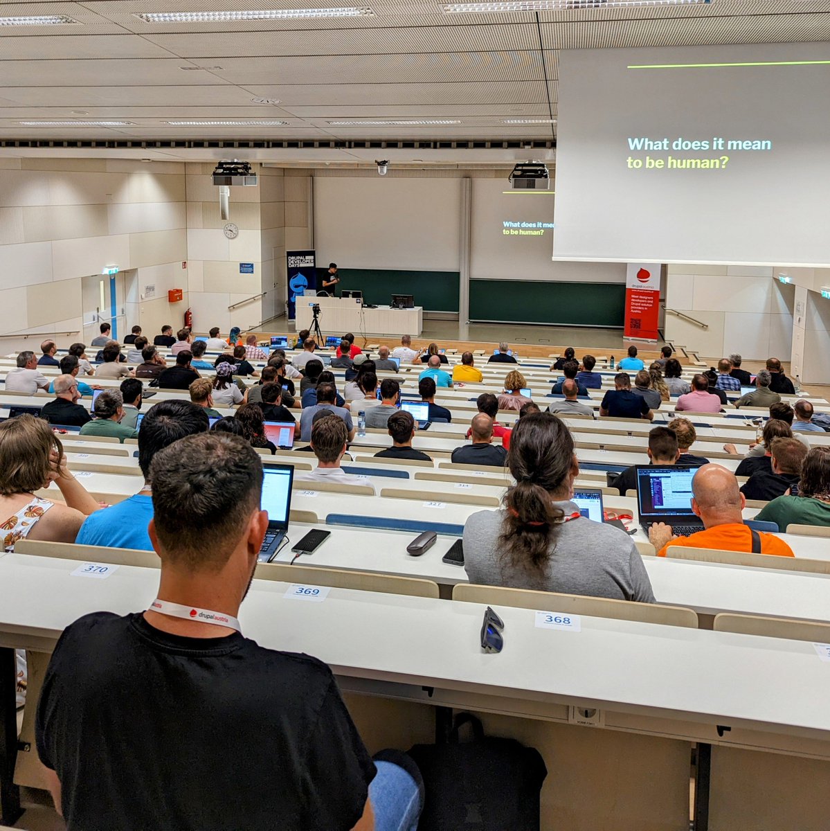 savvyfew's tweet photo. What does it mean to be human? 🤖

#DrupalDevDays day 2 keynote by Preston So. Let's gooo! https://t.co/TbxR6zxlhv