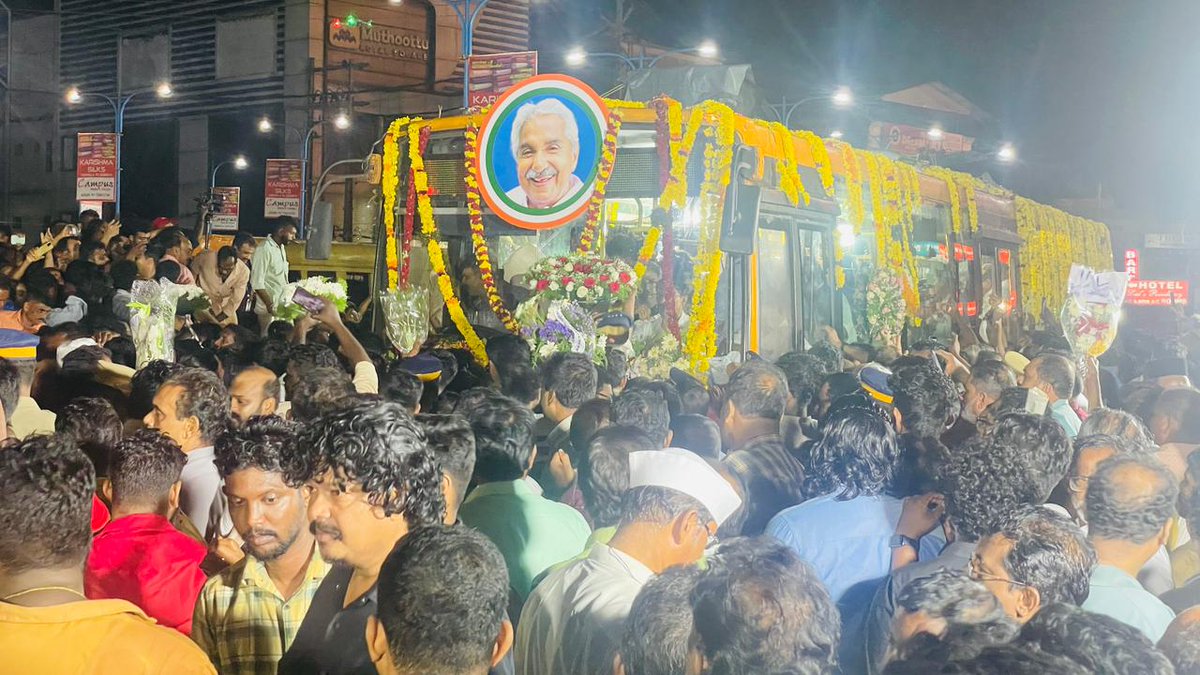 vdsatheesan's tweet photo. It took 28 hours for #OommenChandy sir to make his last journey from Thiruvananthapuram to Kottayam. Tens of thousands lined up on the streets to pay respects. Now in his home district Kottayam, love and sorrow are pouring in.
#RipOC https://t.co/Zor9BFkTCF