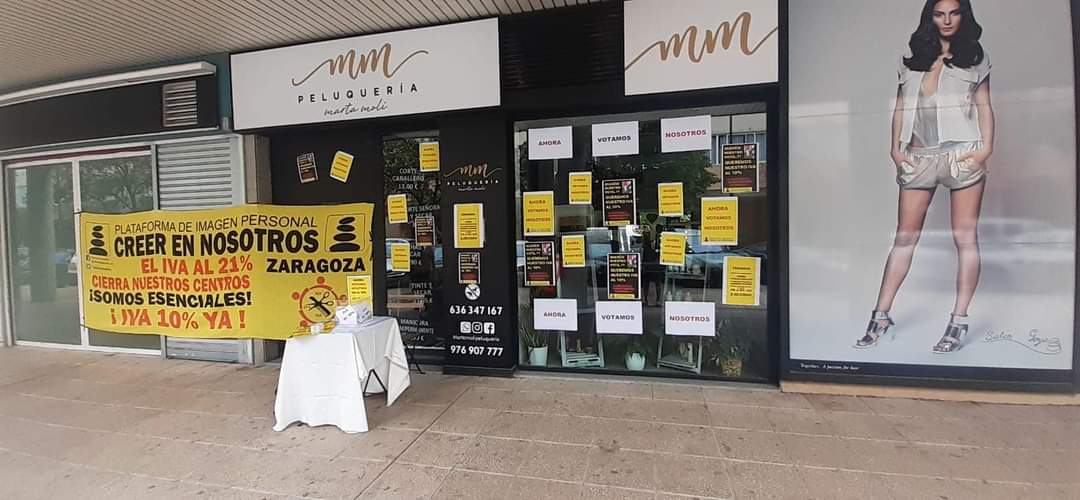 Creerennosotros's tweet photo. 🟨 @Creerennosotros informa del acto de protesta que se han realizado este lunes día 17 en #ZARAGOZA ‼️ en el sector de la #ImagenPersonal por LA RESTITUCIÓN DEL IVA AL 10%, que se enmarca en la campaña  #AHORAVOTAMOS NOSOTROS  
#larebeliondelastijerasrotas https://t.co/gozffyLsyQ
