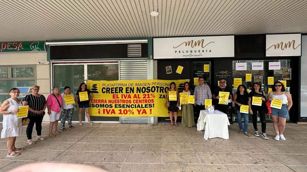 Creerennosotros's tweet photo. 🟨 @Creerennosotros informa del acto de protesta que se han realizado este lunes día 17 en #ZARAGOZA ‼️ en el sector de la #ImagenPersonal por LA RESTITUCIÓN DEL IVA AL 10%, que se enmarca en la campaña  #AHORAVOTAMOS NOSOTROS  
#larebeliondelastijerasrotas https://t.co/gozffyLsyQ