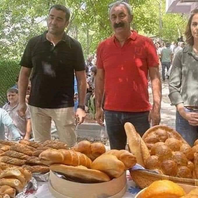 Tunceli'de ekmeği 3 TL , suyu da yaşam hakkı olarak bedava yapmışlar. Komünist başkan kötü örnek oluyor. Olmaz ki böyle ama. Aaaa