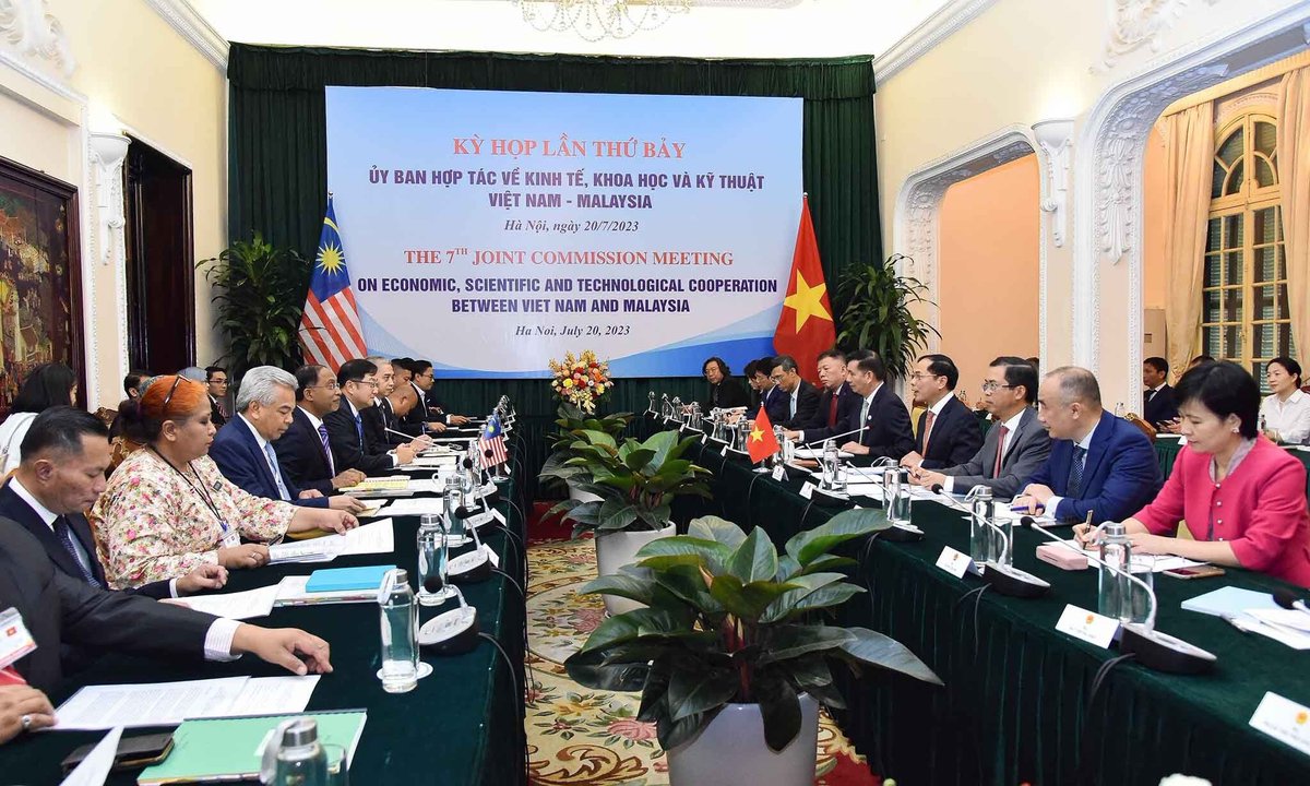 DPMBuiThanhSon's tweet photo. Pleased to co-chair the 7th 🇻🇳🇲🇾 JC Meeting with FM Zambry Abdul Kadir @MalaysiaMFA. We discuss tapping huge existing potentials esp. in Halah industry, energy, trade, investment, education… to take forward 🇻🇳🇲🇾 Strategic Partnership, building on 50 years of diplomatic relations https://t.co/PzcusT0Io4
