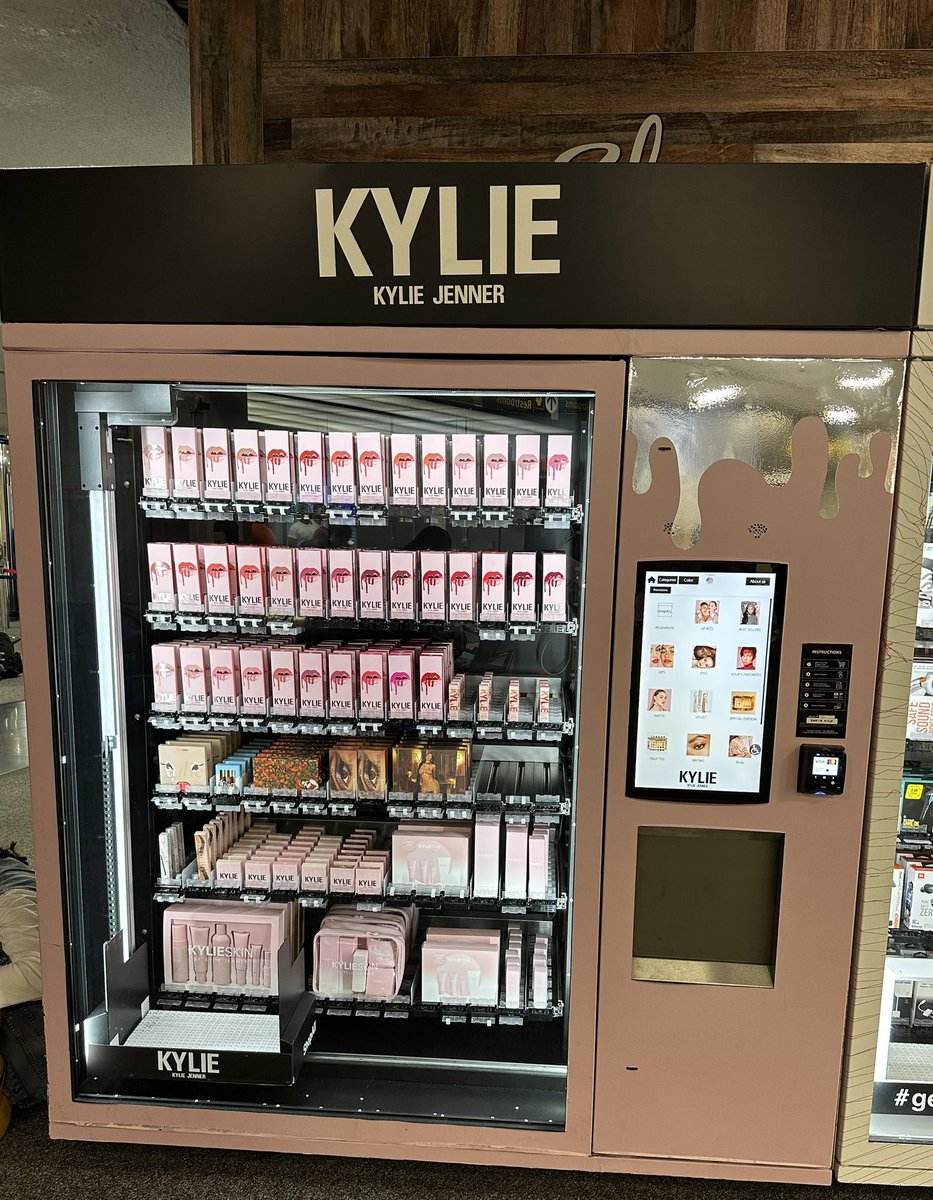 Was at Newark airport and saw @KylieJenner make up line as a vending machine on its own. This is what you call marketing. @KrisJenner you’ve created some unbelievable entrepreneurs should be very proud. https://t.co/ObamtdZJSF