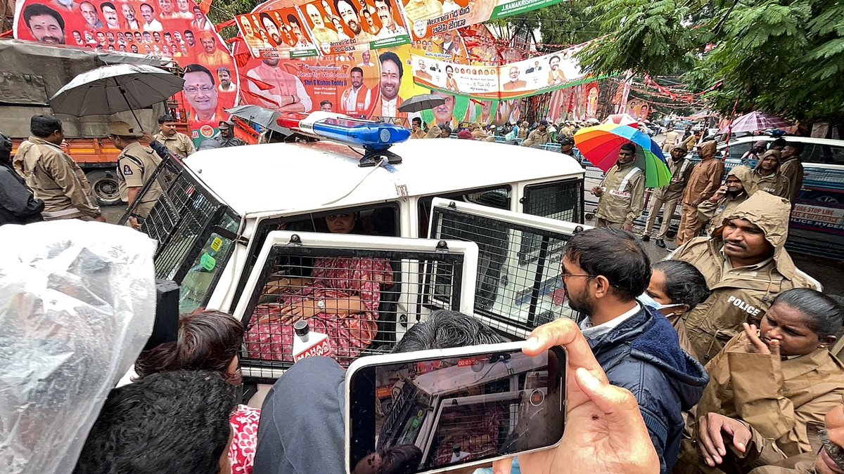 JuturuKeerthi's tweet photo. పార్టీ పిలుపుమేరకు బాటసింగారం డబుల్ బెడ్ రూమ్ ఇళ్ల పరిశీలనకు బయలుదేరిన నన్ను నాంపల్లి పార్టీ ఆఫీస్ దగ్గర అరెస్టు చేయడం జరిగింది.

#Arrest #batasingaram #2bhkscam https://t.co/ZDuRoaKKsT