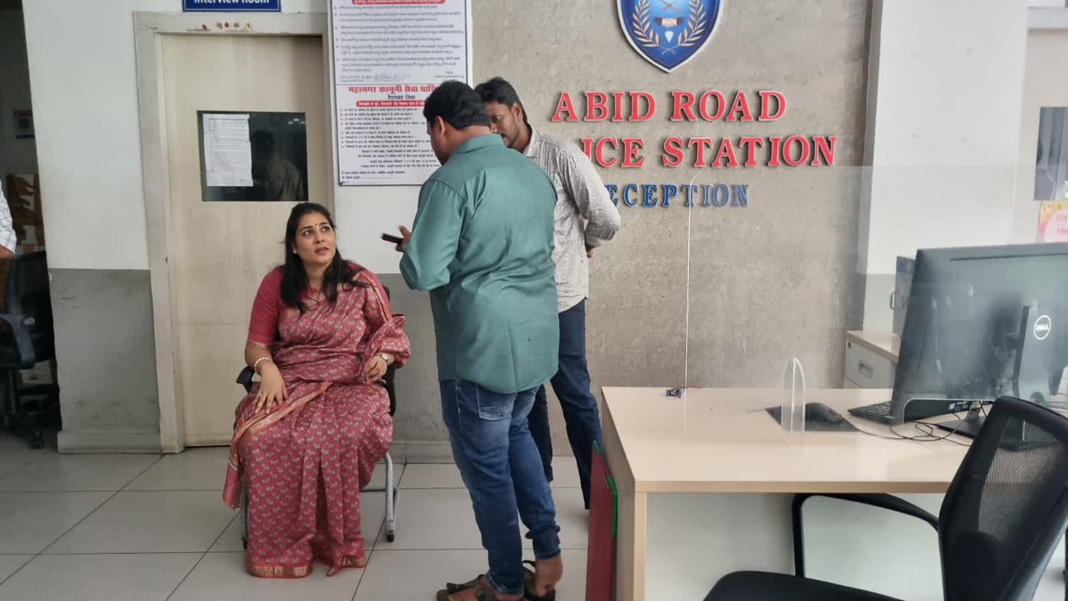 JuturuKeerthi's tweet photo. పార్టీ పిలుపుమేరకు బాటసింగారం డబుల్ బెడ్ రూమ్ ఇళ్ల పరిశీలనకు బయలుదేరిన నన్ను నాంపల్లి పార్టీ ఆఫీస్ దగ్గర అరెస్టు చేయడం జరిగింది.

#Arrest #batasingaram #2bhkscam https://t.co/ZDuRoaKKsT