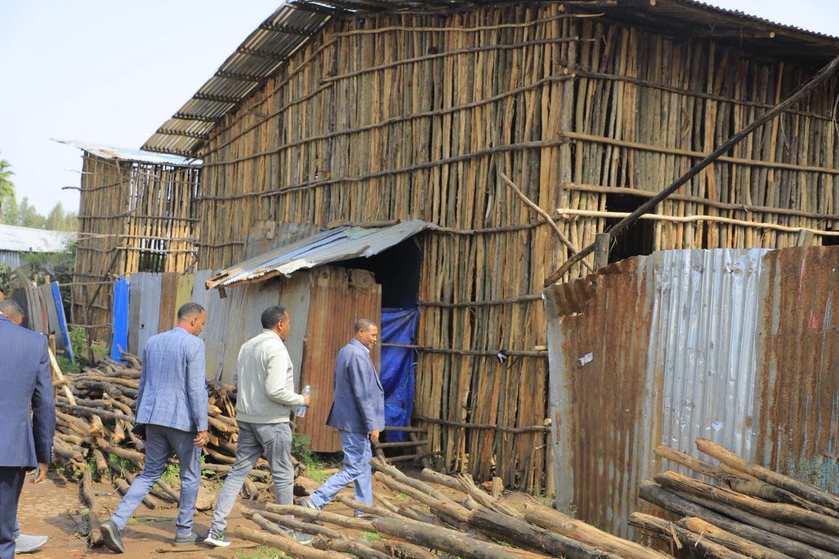 BahirdarC's tweet photo. በራሳቸው አቅም መተዳደር የማይችሉ ነዋሪዎች ያለባቸውን የመኖሪያ ቤትና ሌሎች ችግሮቻቸውን መፍታት የአብሮነት ፣የመተሳሰብ ፣የህሌና እንዲሁም የስነ ልቦና ስብራትን የሚጠግን በጎ ተግባር ነው።
አቶ ባየ አለባቸው የባህርዳር ከተማ ም/ከንቲባ https://t.co/WeebRo5MIT