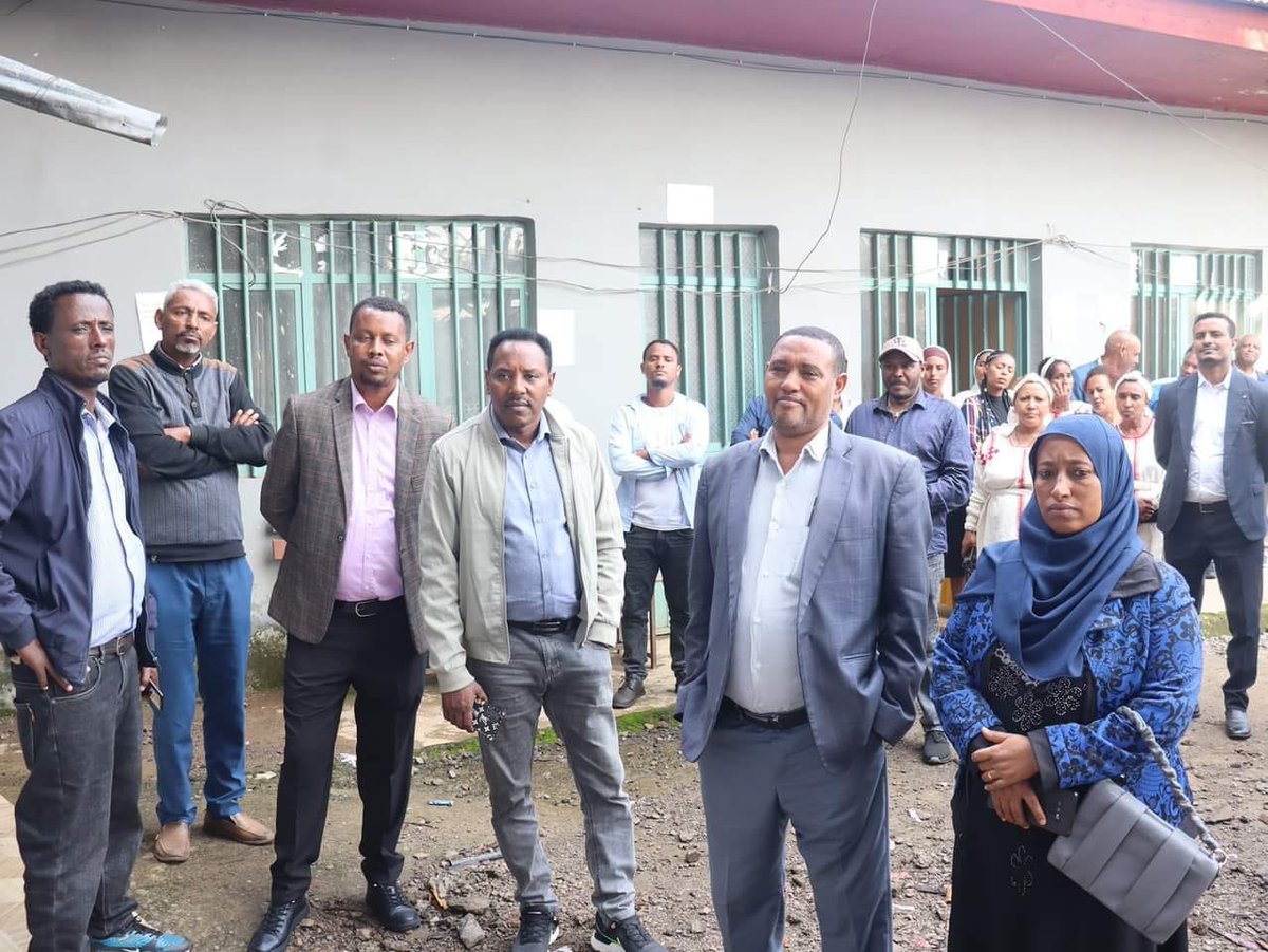 BahirdarC's tweet photo. በራሳቸው አቅም መተዳደር የማይችሉ ነዋሪዎች ያለባቸውን የመኖሪያ ቤትና ሌሎች ችግሮቻቸውን መፍታት የአብሮነት ፣የመተሳሰብ ፣የህሌና እንዲሁም የስነ ልቦና ስብራትን የሚጠግን በጎ ተግባር ነው።
አቶ ባየ አለባቸው የባህርዳር ከተማ ም/ከንቲባ https://t.co/WeebRo5MIT