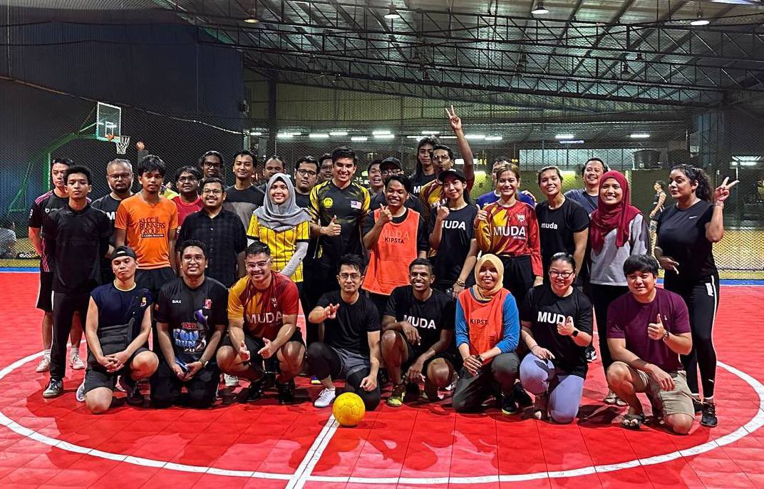 Cheda_Razak's tweet photo. Twitter: Alhamdulillah diberi kesempatan bermain futsal anjuran @amirxabdhadi di KSL Sports Puchong Utama.

Turut hadir bersama @SyedSaddiq @AfrienaShaqira dan @melanietingyh

#TeamCheda #TeamAmir #BersamaChedaRazak https://t.co/QSAOuLj9Dk