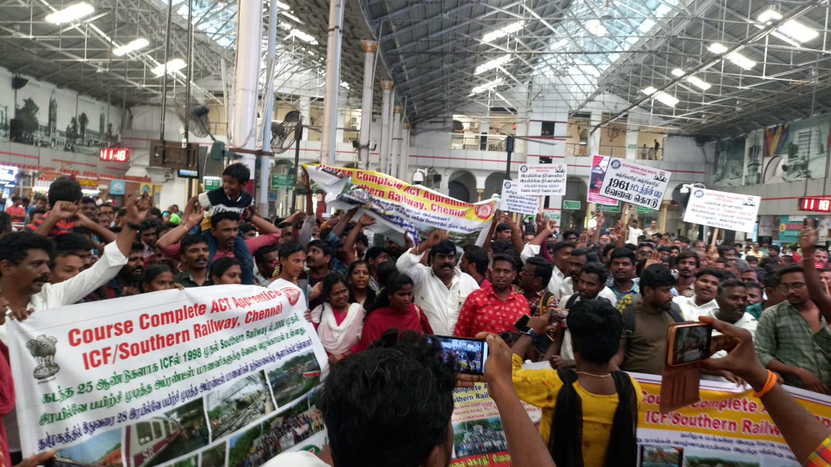 AIRAAAOFFICIAL's tweet photo. Today Rail Apprentices of ICF protested against Railway Board &amp; Railway Administration regarding their direct absorption.Hon'ble @AshwiniVaishnaw Ji please pay attention to this and absorb double skilled Rail Apprentices ASAP with immediate effect.
@RailMinIndia @ShivaGopalMish1 https://t.co/reJUFegYWL