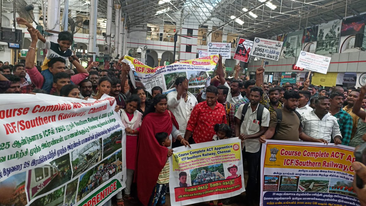 AIRAAAOFFICIAL's tweet photo. Today Rail Apprentices of ICF protested against Railway Board &amp; Railway Administration regarding their direct absorption.Hon'ble @AshwiniVaishnaw Ji please pay attention to this and absorb double skilled Rail Apprentices ASAP with immediate effect.
@RailMinIndia @ShivaGopalMish1 https://t.co/reJUFegYWL