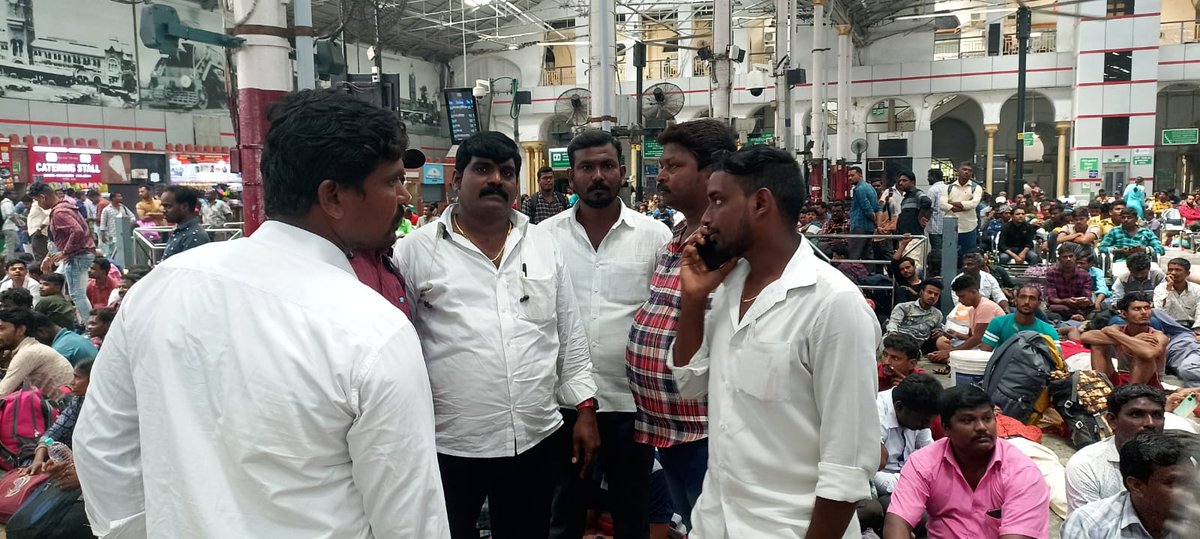 AIRAAAOFFICIAL's tweet photo. Today Rail Apprentices of ICF protested against Railway Board &amp; Railway Administration regarding their direct absorption.Hon'ble @AshwiniVaishnaw Ji please pay attention to this and absorb double skilled Rail Apprentices ASAP with immediate effect.
@RailMinIndia @ShivaGopalMish1 https://t.co/reJUFegYWL