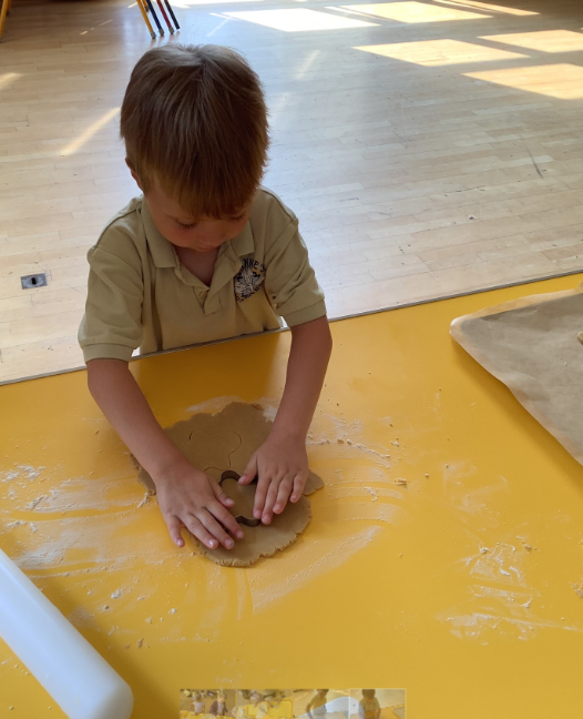 StAnnes_CofE's tweet photo. Reception's final traditional tale of the year was The Gingerbread Man. So the perfect way to celebrate this book was to make and decorate gingerbread men! #stannesenglish #stannesreading #stannesdt #stannespersonaldevelopment https://t.co/XJqP6dGXVw
