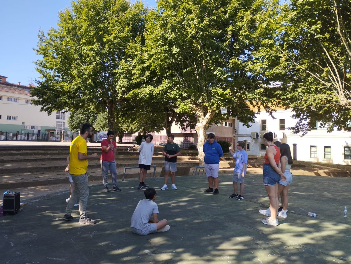 ponteareas_gal's tweet photo. 🌞🏕️ Diversión ao máximo en #ActivaTea!
As e os participantes deste campamento de verán para mocidade 👩👦 están a pasalo xenial co seu programa cheo de xogos, saídas e actividades. 😎
📝 Se tes entre 13 e 17 anos estás a tempo de inscribirte! 👇
📧 voluntariado@ponteareas.gal https://t.co/msyjnZmcdM