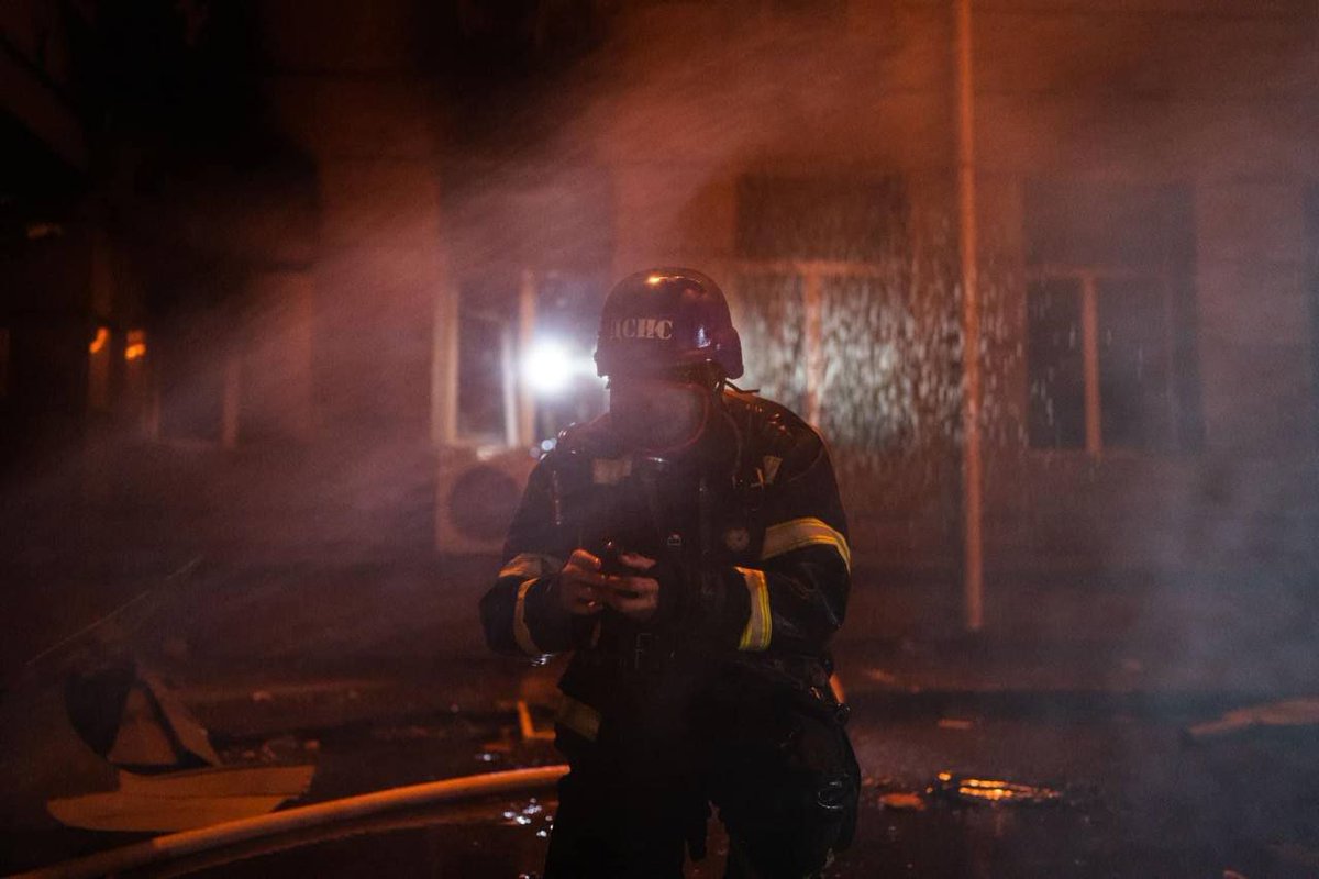 Alfaiomi's tweet photo. The four-story building was partially destroyed. Four people were injured, including a child. During the extinguishing of the fire, an employee of the State Emergency Service suffered a heat stroke
#Odesa #Mykolaiv #Kalibr #Shaher #Iran #Ukraine https://t.co/lHI9ux9H67