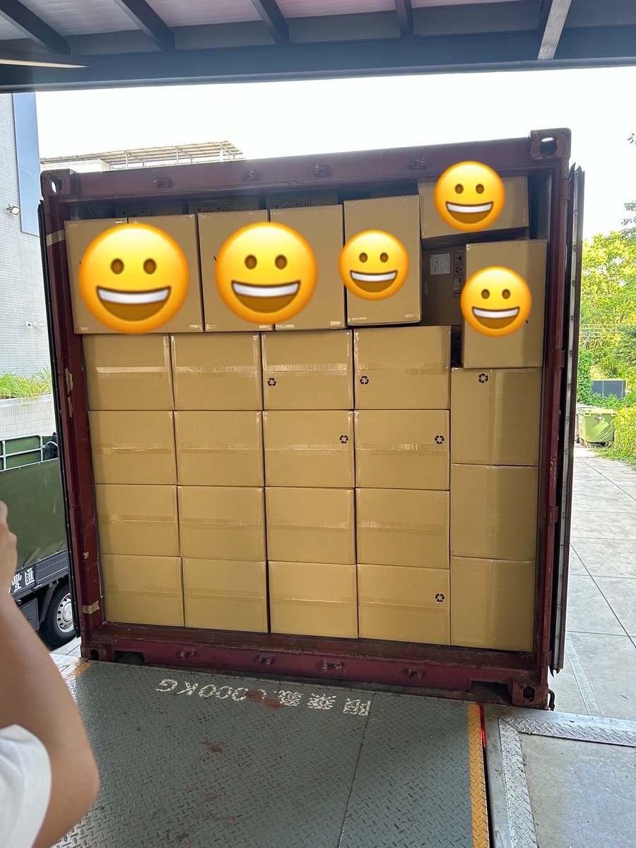 TaiwanCreate's tweet image. Customer first! Create Biotech loaded the container at 6 AM while most people were still at home. It’s fulfilling to see no waste of any empty space! #CreateBiotech #respiratorycare #flowsensor #reliable