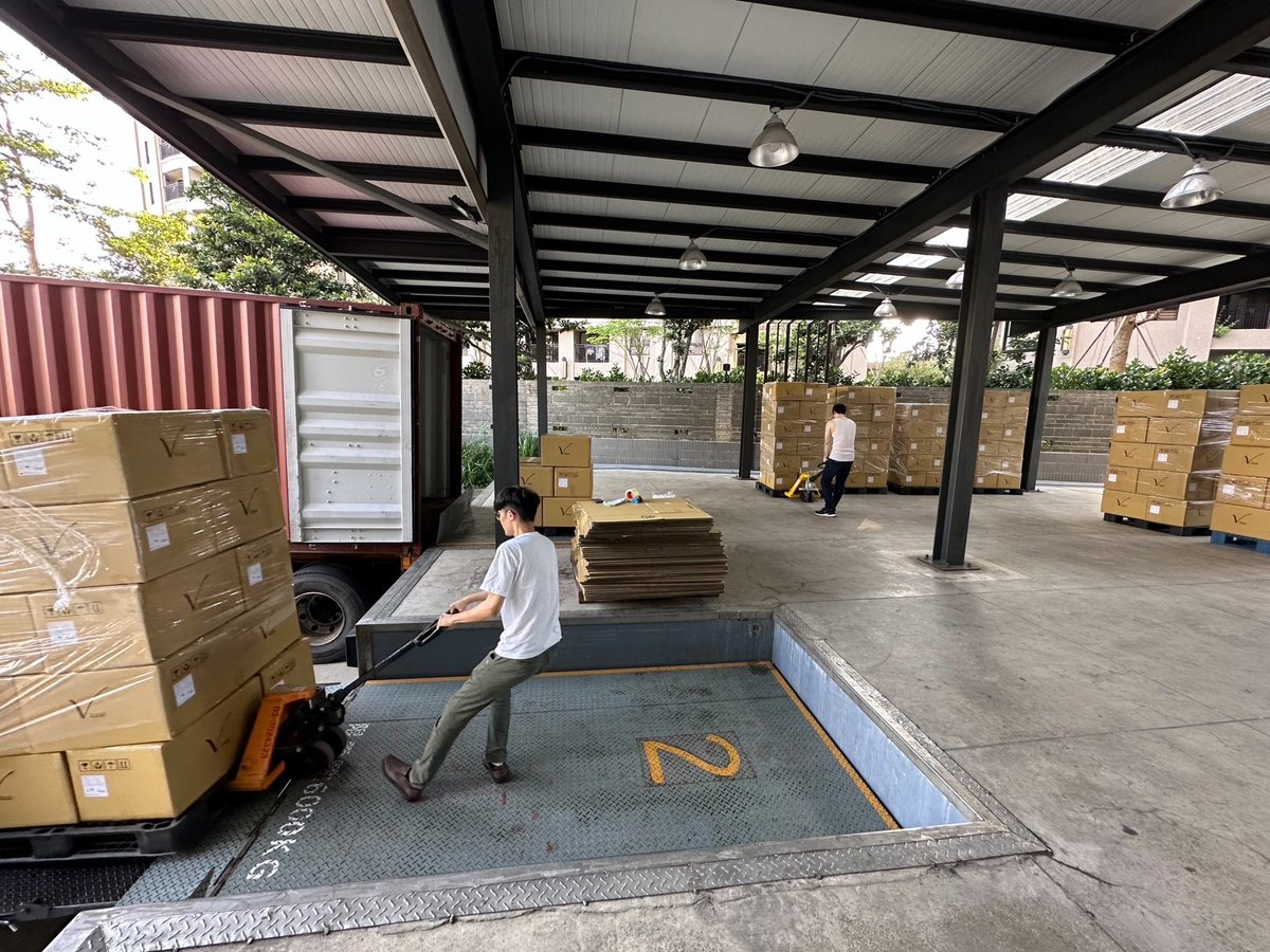 TaiwanCreate's tweet image. Customer first! Create Biotech loaded the container at 6 AM while most people were still at home. It’s fulfilling to see no waste of any empty space! #CreateBiotech #respiratorycare #flowsensor #reliable
