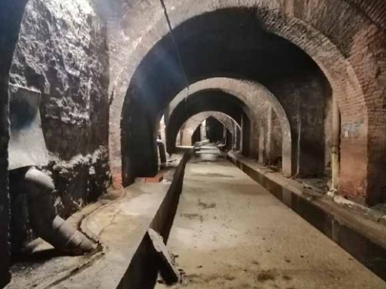 comunebologna's tweet photo. 🚧 Sono partiti i lavori per consolidare il tombinamento del torrente #Aposa da Piazza Minghetti a Via Rizzoli.
📍 I lavori riguardano il ponte romano, databile tra l’anno 187 e il I° secolo a.C. Dureranno 4 mesi e si svolgeranno in alveo e in ambienti sotterranei.
#Bologna https://t.co/zy6rz5B03f