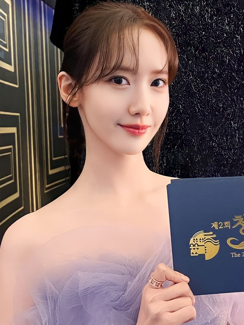 530FILE's tweet photo. MC YOONA IN PURPLE DRESS 💜 https://t.co/W9I2qjw35D