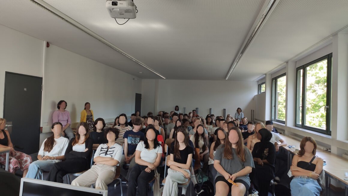 Gestern war ich wieder für eine #Lesung am Dante Gymnasium.
Ich bin immer sehr gespannt auf die Schullesungen, weil die Jugendlichen andere Fragen stellen als die  Erwachsenen - sie spüren die Dringlichkeit der Zukunftsfragen!
Foto wie immer datenschutzkonform!
#kommnachpantopia