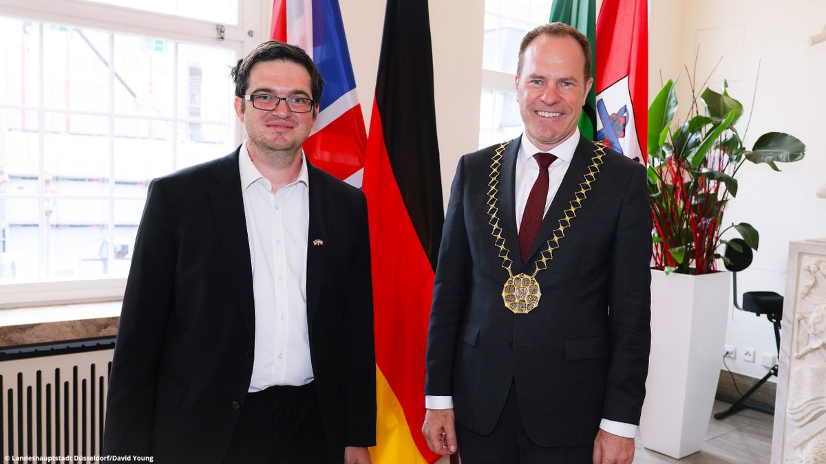 Duesseldorf's tweet photo. #Antrittsbesuch des neuen britischen Generalkonsuls. 🇬🇧🤝🇩🇪
OB Dr. Keller hat am Mittwoch, 19. Juli, den neuen #Generalkonsul des Vereinigten Königreichs #Großbritannien, @NickRussellUK, im Jan-Wellem-Saal des Düsseldorfer Rathauses empfangen.
👉https://t.co/XPrfB691C1 https://t.co/pSsFkm3pS8