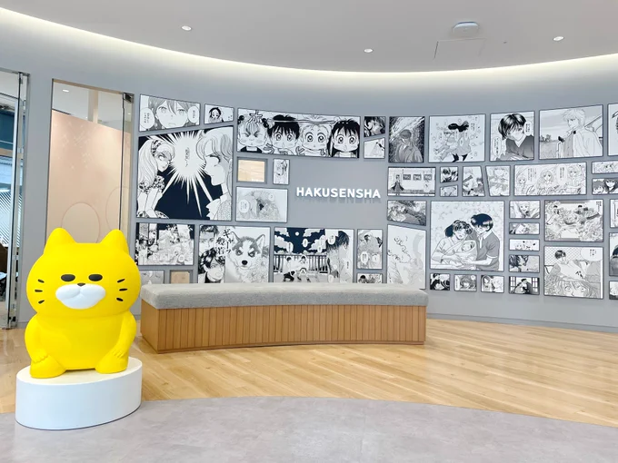 白泉社のエントランス、そうそうたる名作たちの隙間に『ここはあなたに』と一コマとっておいてくれてるのがオシャレ