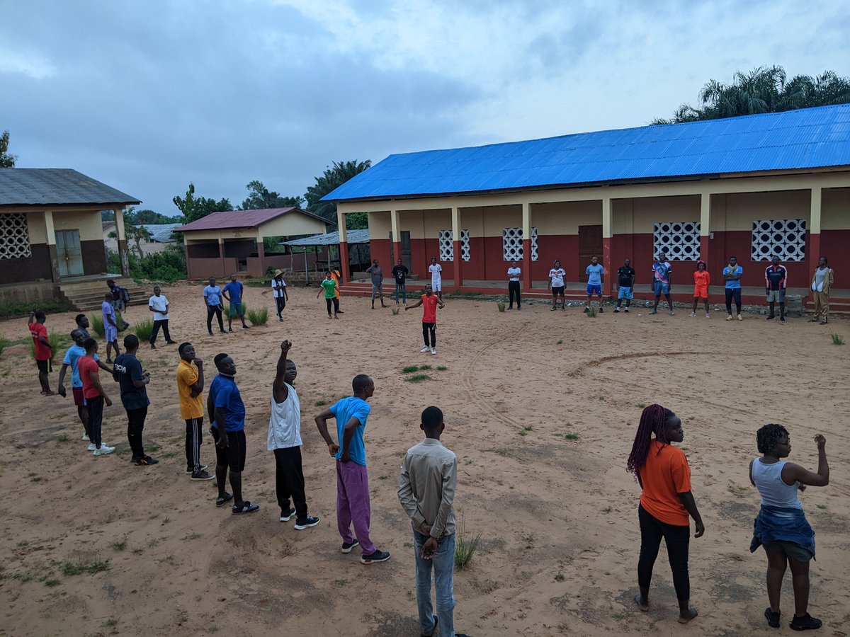 Jour 2 - RYCC 

Le deuxième jour du Camp Climat Régional des Jeunes a débuté avec une séance de sport. 

Cette activité avait pour but d'amener les participants à se mettre dans un état d'esprit positif et énergique avant de poursuivre les autres activités de la journée. 

1/3