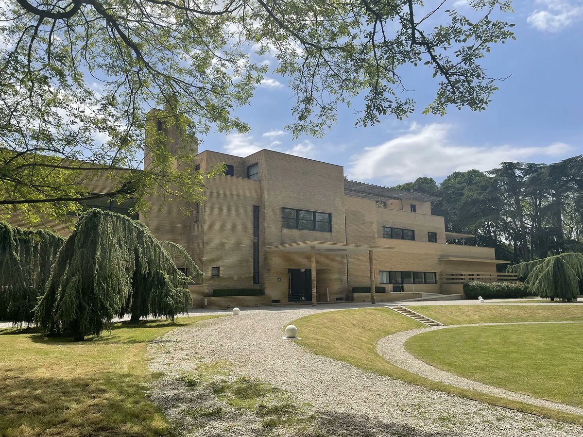 leCMN's tweet image. Incollables sur l'architecture moderne ? 🧱 
Reconnaissez-vous ces maquettes de villas modernes réalisées et photographiées par l'artiste Philippe De Gobert ? 
Rendez-vous à la @VillaCavrois pour les approcher de plus près. 🧐 
villa-cavrois.fr/agenda/en-pers… #TeamArchi