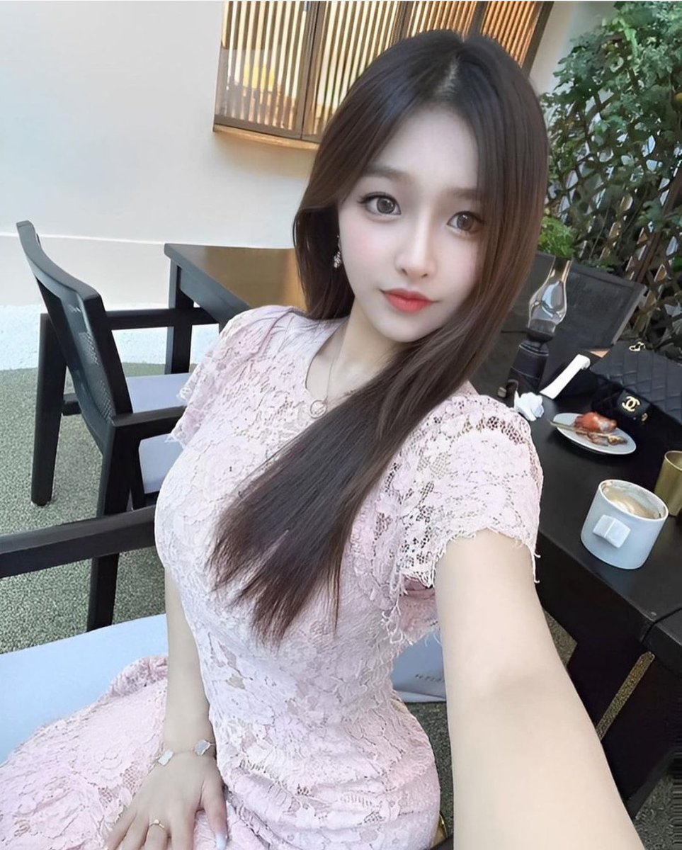 Rochell25661439's tweet photo. 離婚了
閨蜜推薦我玩這個
說裡面都是約炮的
目前沒有工作一個人做按摩兼職
請多多關照新人
有沒有人想成為我的第一個客戶呀，有福利哦
想找一個也是離異的大叔一起生活
#剛來推特麻煩大家多多轉推 
#轉推優先回覆 
#追蹤我
#轉推賴我第一個客戶可無套內射 https://t.co/pkqUQvgxQ3