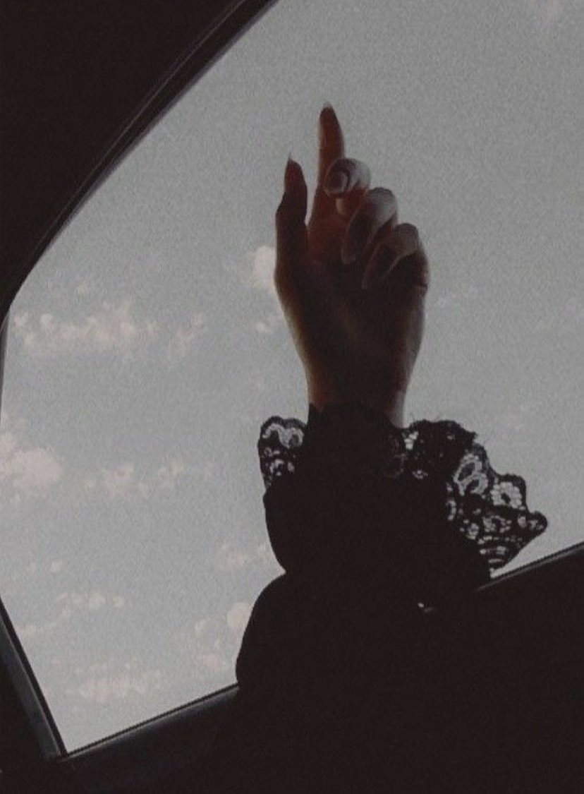 لا أنت بعيد فأنتظرك ؛ و لا أنت قريب فألقاك ؛ و لا أنت لي فيطمئن قلبي ... و لا أنا محرومة منك لأنساك ... أنت في منتصف كل شيء..!