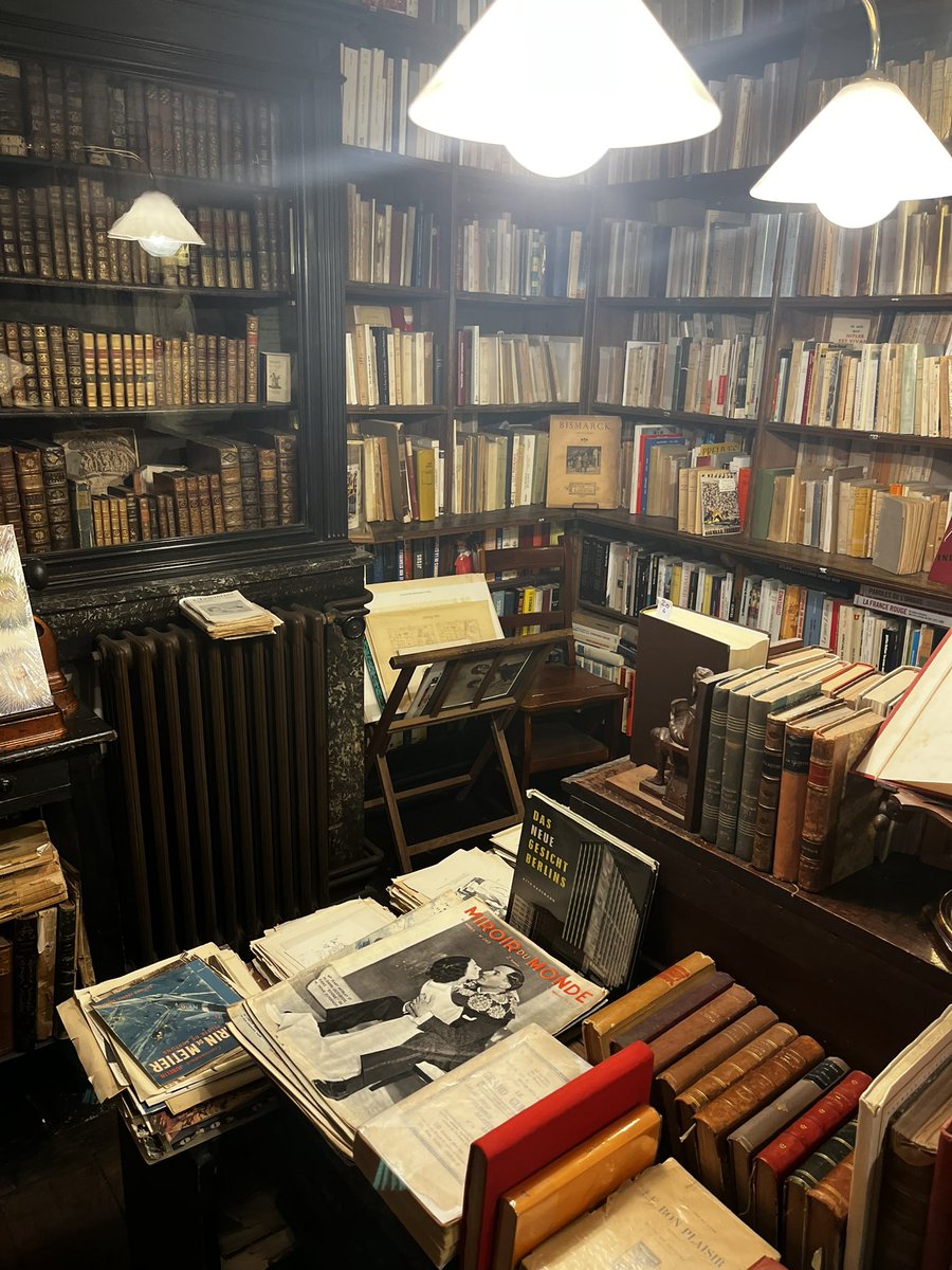 auroralabyrinth's tweet photo. kleiner antiker buchladen🤎📚🕰️ https://t.co/cslamHjG5i