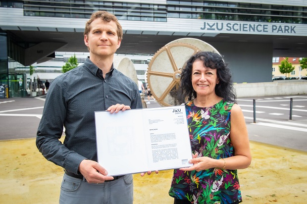 jkulinz's tweet photo. (II/III) Moritz Brehm, Abt. Halbleiterphysik beschäftigt sich in seiner Habilitationsschrift „Epitaxial  group-IV nanostructures: Site-control and optical properties” mit der Herstellung von hochreinen Silizium-Germanium Schichtkristallen &amp; deren Verwendung in #Quantentechnologie https://t.co/6DJH72LZJl