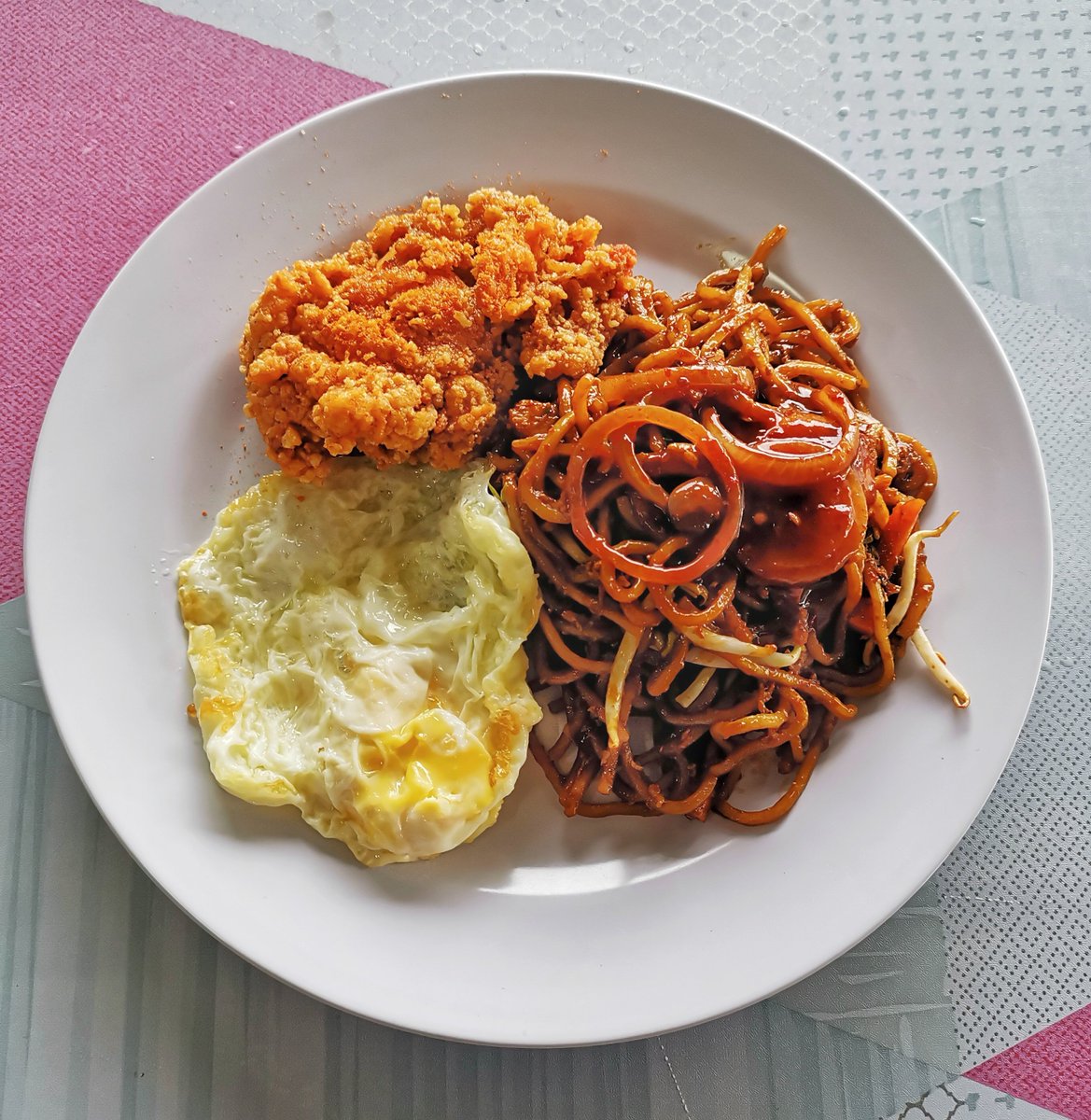 Cikgu_Anep's tweet photo. Jemput makan, semua. Saya makan mi goreng je tengah hari ni.

Dah alang-alang ni saya nak kongsilah sedikit ilmu Bahasa Melayu.

Mee ❌
Mi    ✅

Kuey teow ❌
Kuetiau      ✅

Mee hoon ❌
Mihun        ✅

Betulkan yang biasa,
Biasakan yang betul.

Semoga bermanfaat🫶 https://t.co/UnUfwwSWON